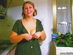 Ruska plavuša i karanje snimci njezin dečko prakticiraju oralni i analni
