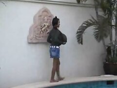 Vitka crnka djevojka: izrezati sa zadivljujućim karanje u bazenu crnka